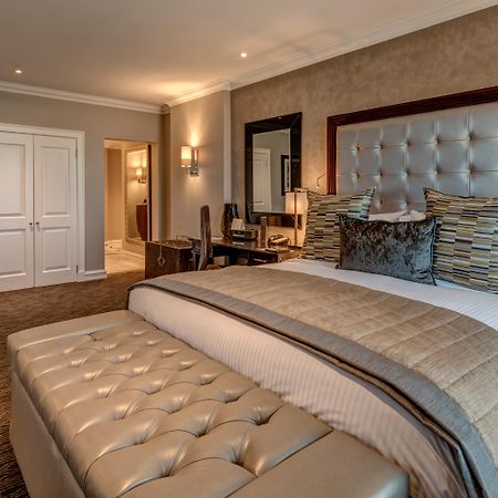 Intercontinental Johannesburg Or Tambo Airport Hotel By Ihg Kempton Park Kültér fotó A bedroom at The Dorchester