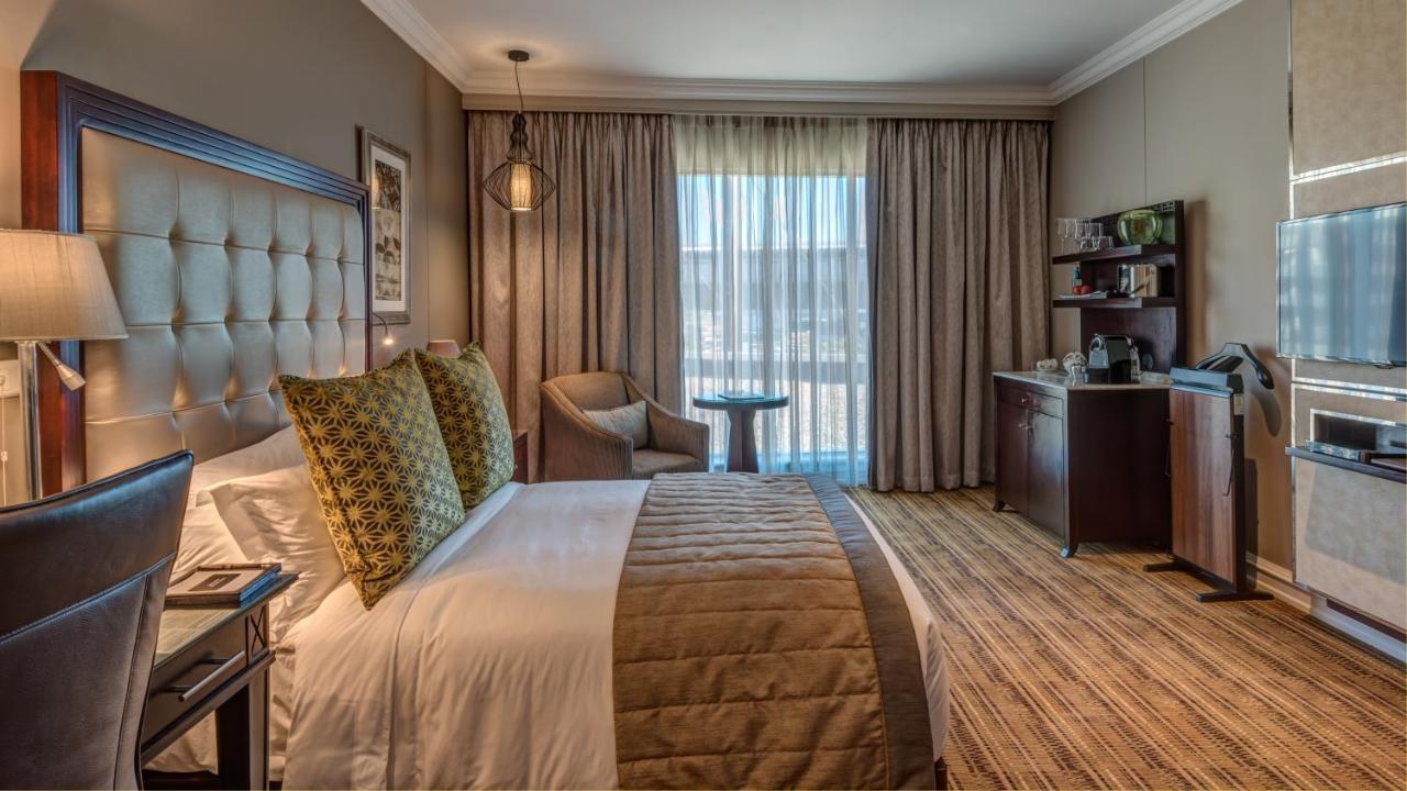 Intercontinental Johannesburg Or Tambo Airport Hotel By Ihg Kempton Park Kültér fotó A room at the Hilton Cape Town Waterfront