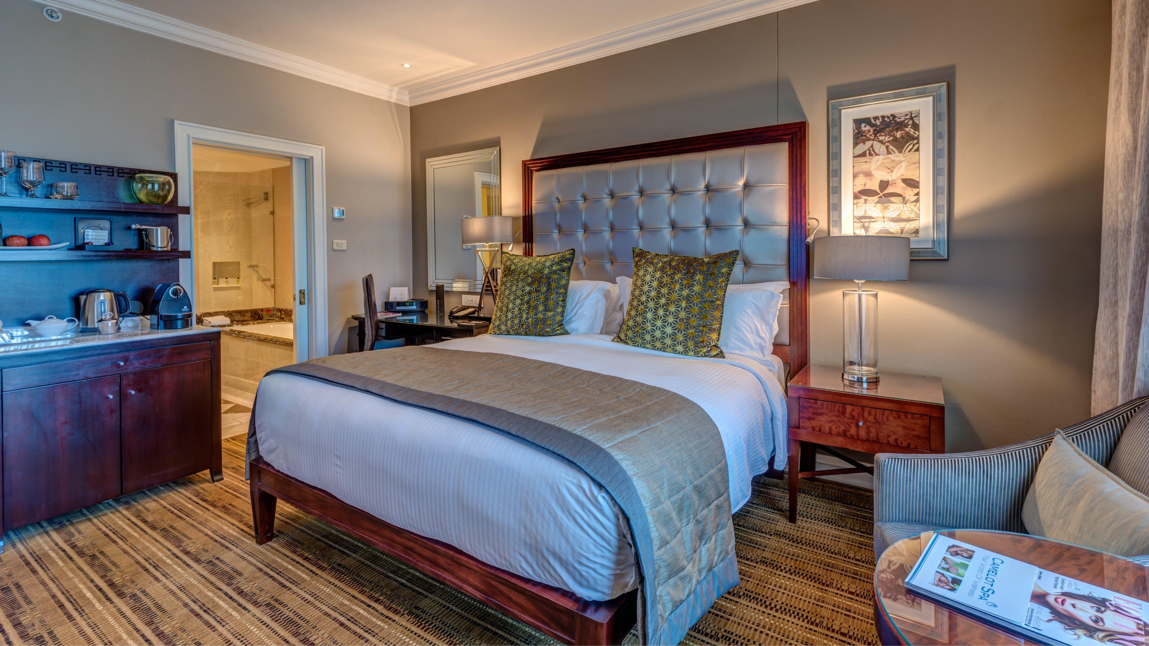 Intercontinental Johannesburg Or Tambo Airport Hotel By Ihg Kempton Park Kültér fotó A bedroom at the Taj Mahal Palace
