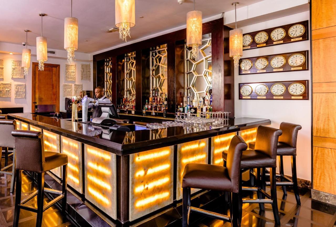 Intercontinental Johannesburg Or Tambo Airport Hotel By Ihg Kempton Park Kültér fotó The bar at the hotel