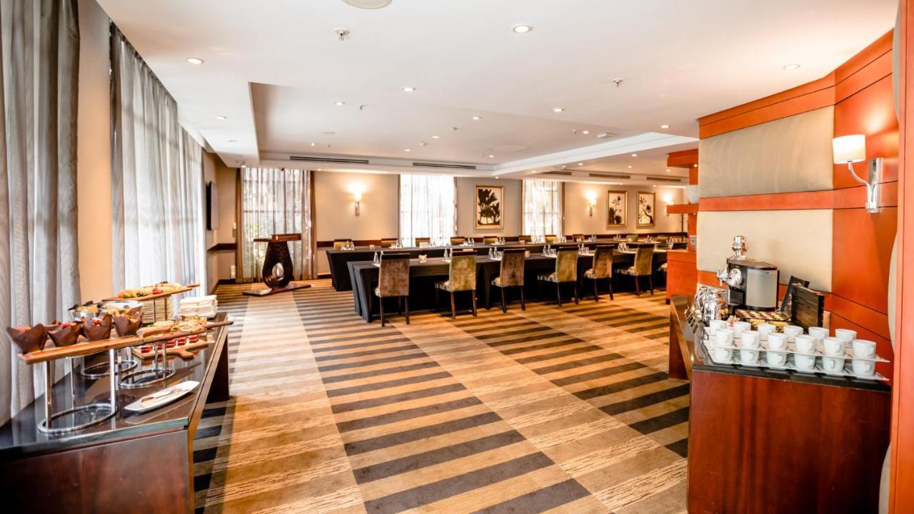 Intercontinental Johannesburg Or Tambo Airport Hotel By Ihg Kempton Park Kültér fotó The lounge at the airport