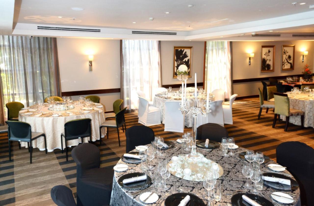 Intercontinental Johannesburg Or Tambo Airport Hotel By Ihg Kempton Park Kültér fotó The River Restaurant