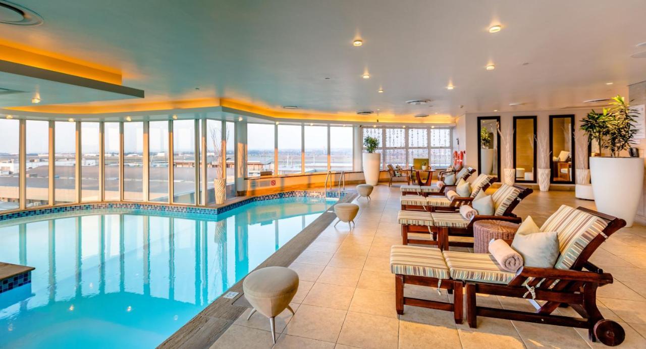 Intercontinental Johannesburg Or Tambo Airport Hotel By Ihg Kempton Park Kültér fotó The pool at the InterContinental
