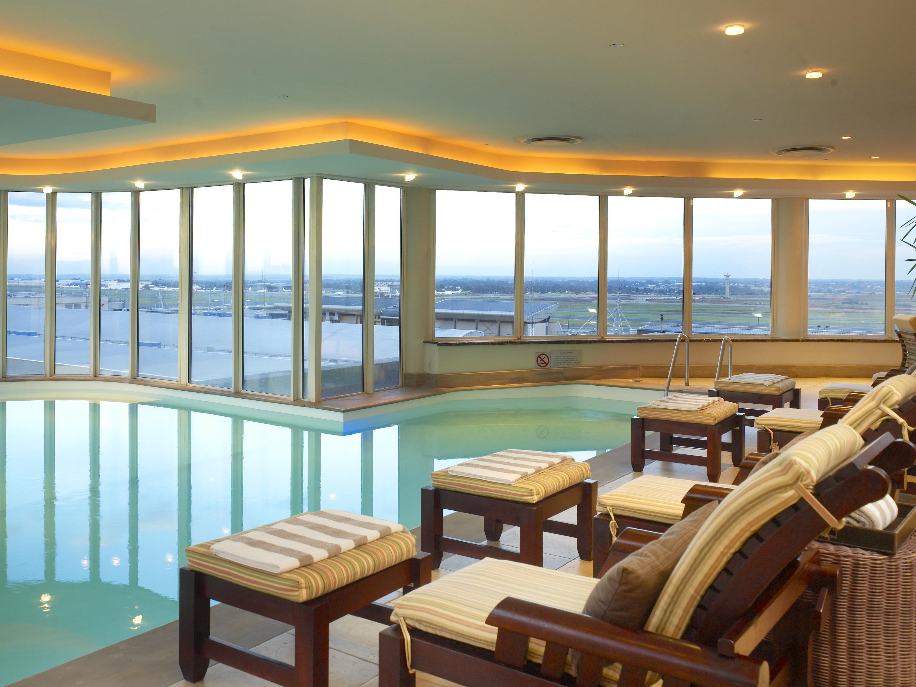 Intercontinental Johannesburg Or Tambo Airport Hotel By Ihg Kempton Park Kültér fotó The pool at the hotel