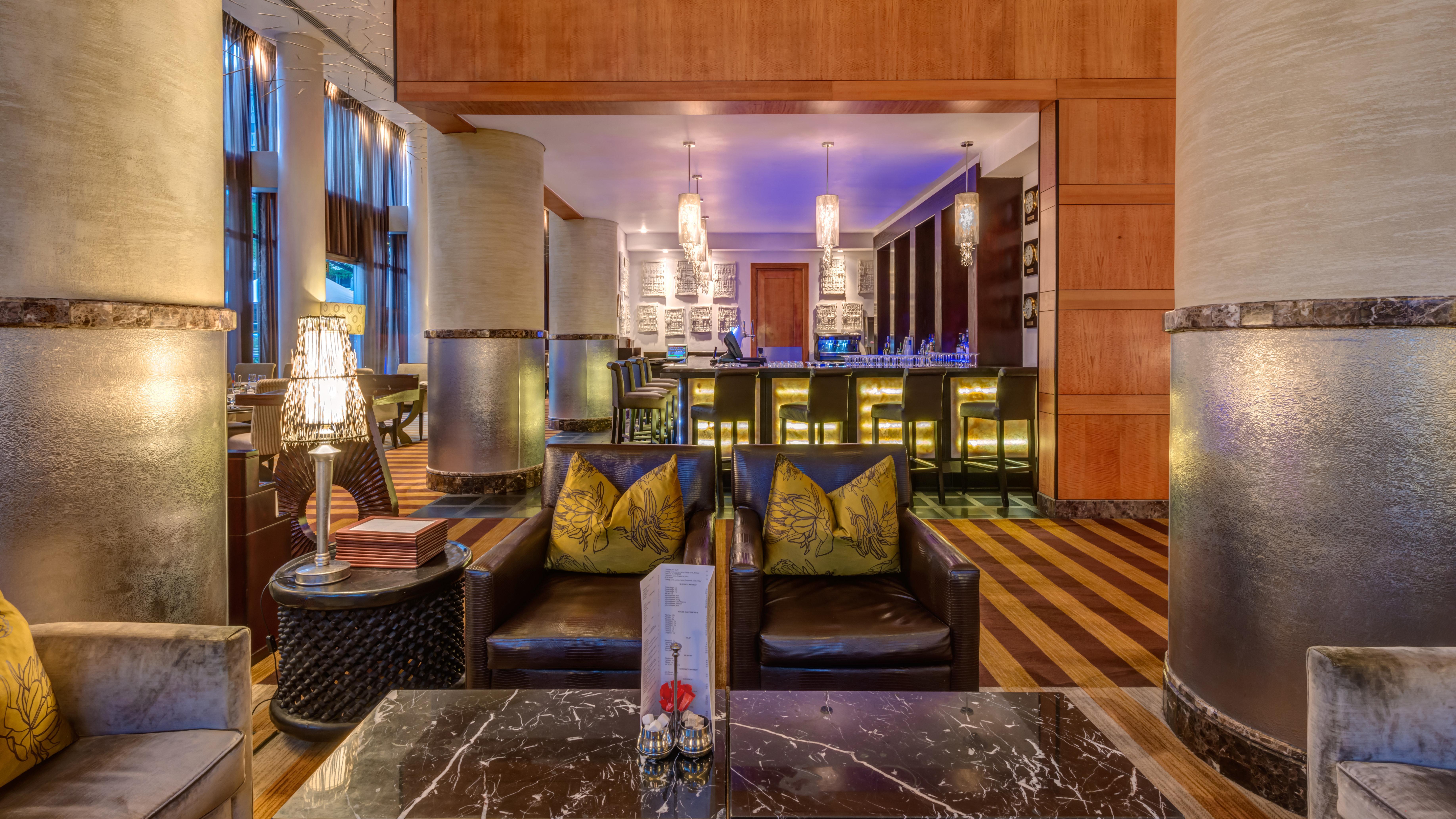 Intercontinental Johannesburg Or Tambo Airport Hotel By Ihg Kempton Park Kültér fotó The bar at the hotel
