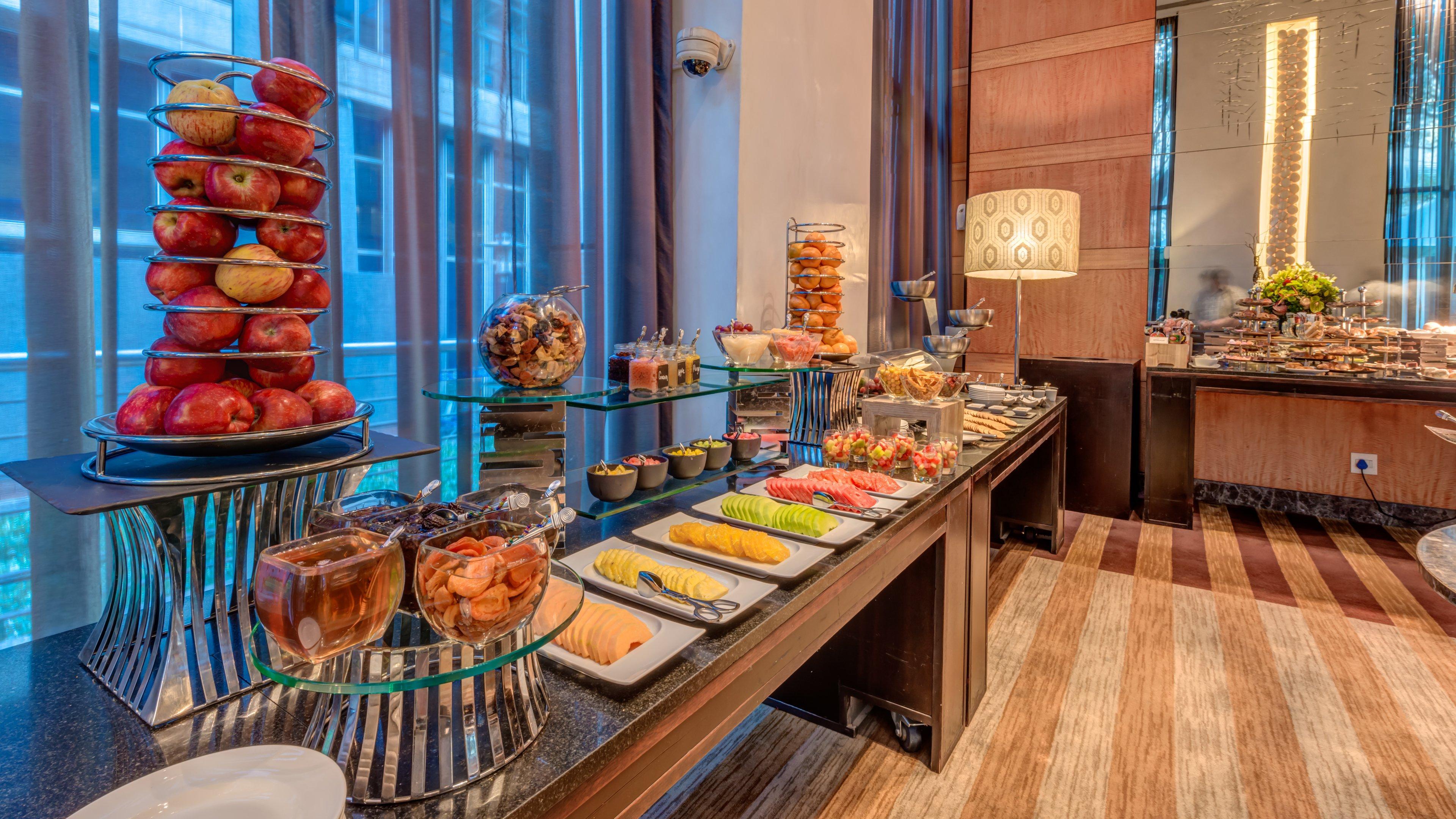 Intercontinental Johannesburg Or Tambo Airport Hotel By Ihg Kempton Park Kültér fotó A buffet at a hotel