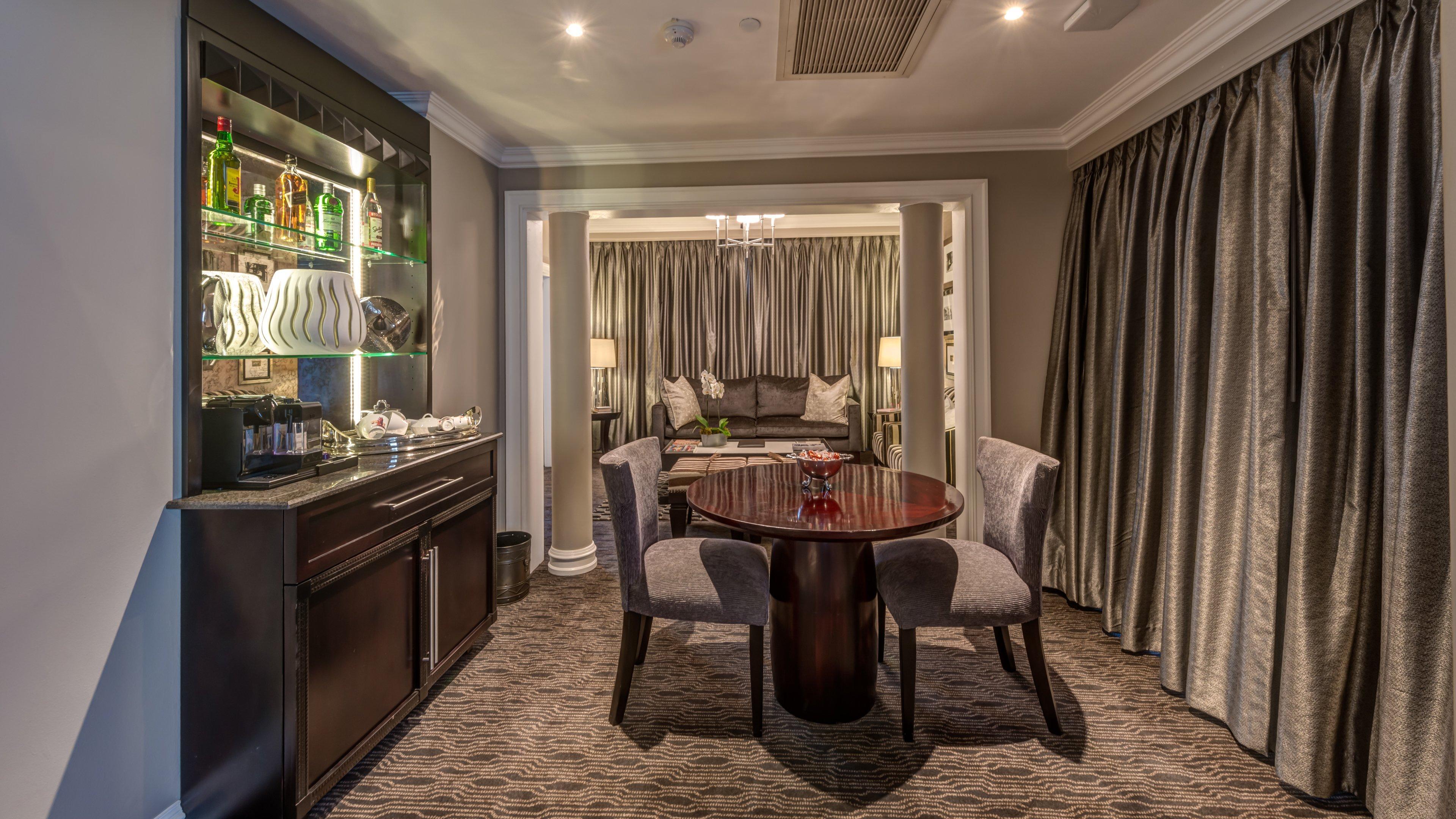Intercontinental Johannesburg Or Tambo Airport Hotel By Ihg Kempton Park Kültér fotó The interior of a suite