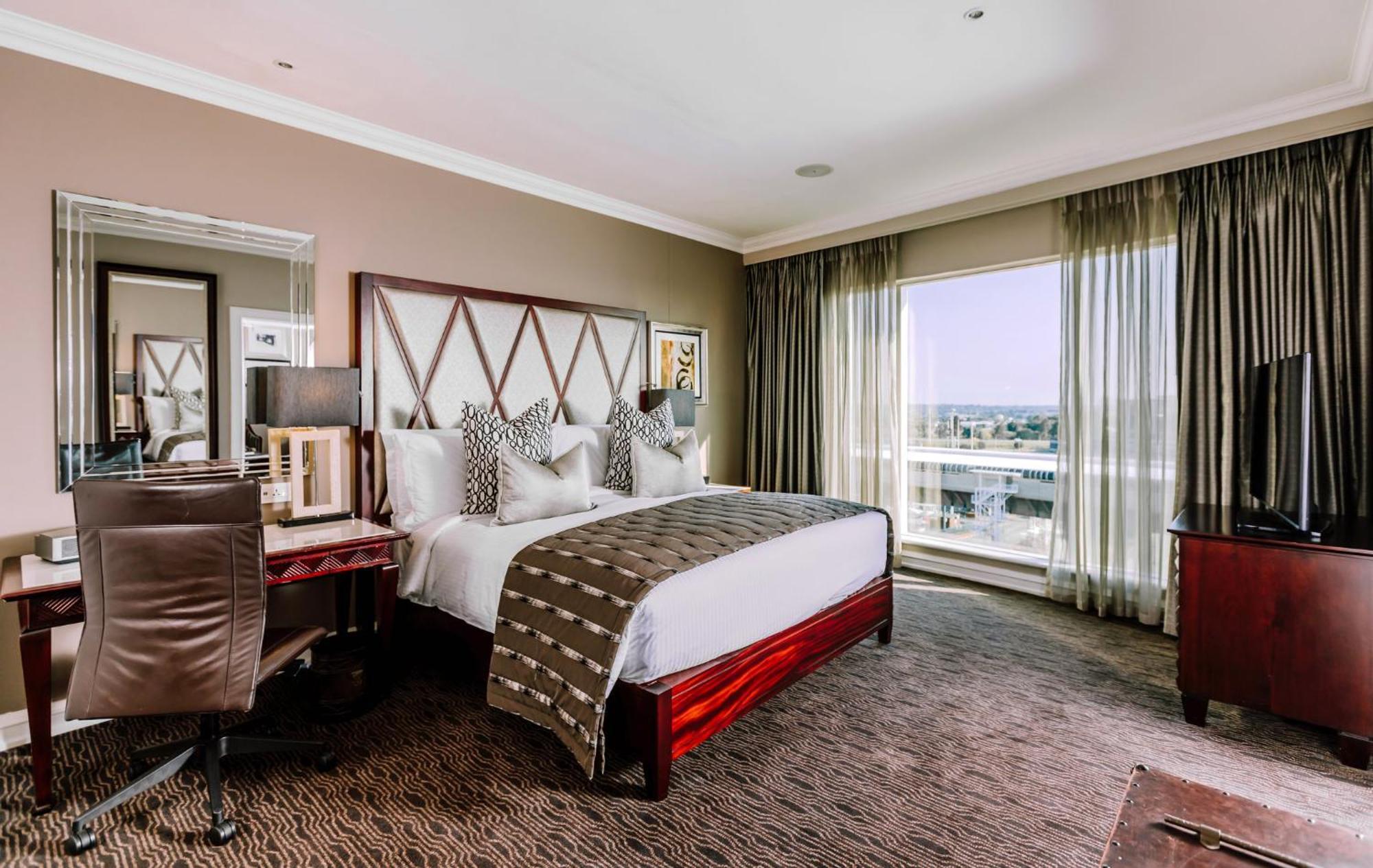 Intercontinental Johannesburg Or Tambo Airport Hotel By Ihg Kempton Park Kültér fotó A bedroom at the Four Seasons Hotel