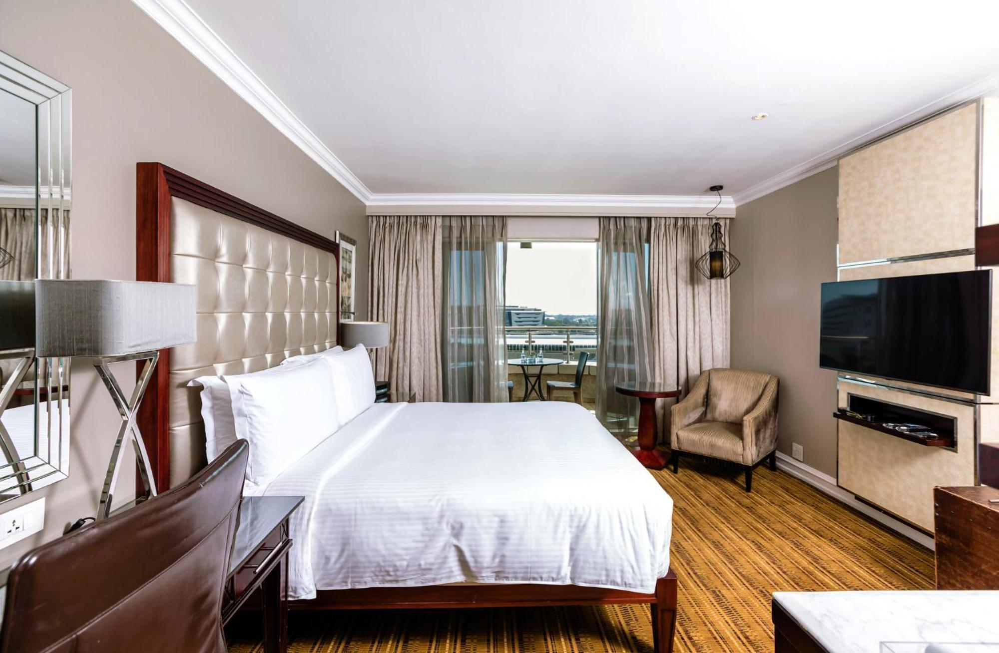 Intercontinental Johannesburg Or Tambo Airport Hotel By Ihg Kempton Park Kültér fotó A bedroom at the Hilton